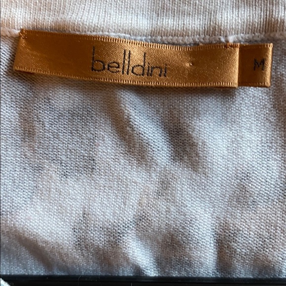 Beautiful top - Picture 3 of 3